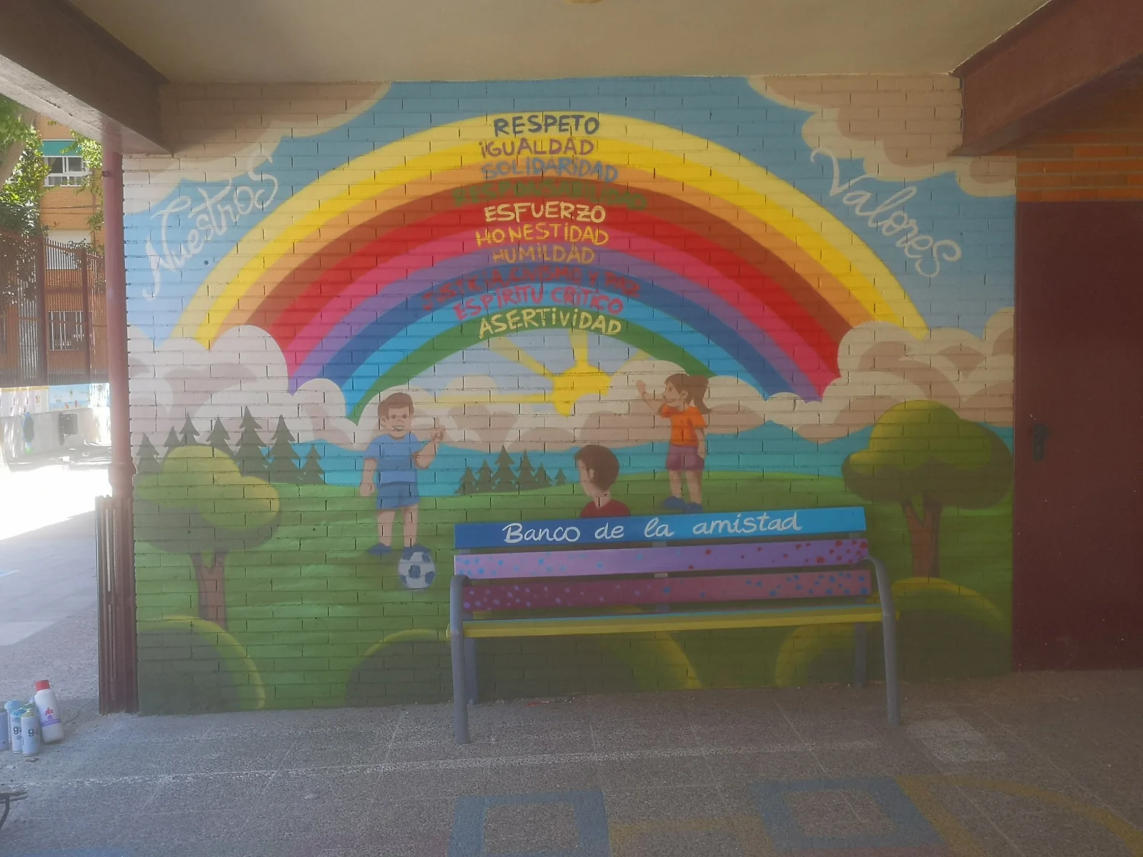 Mural pintando a mano para patio de colegio de Madrid