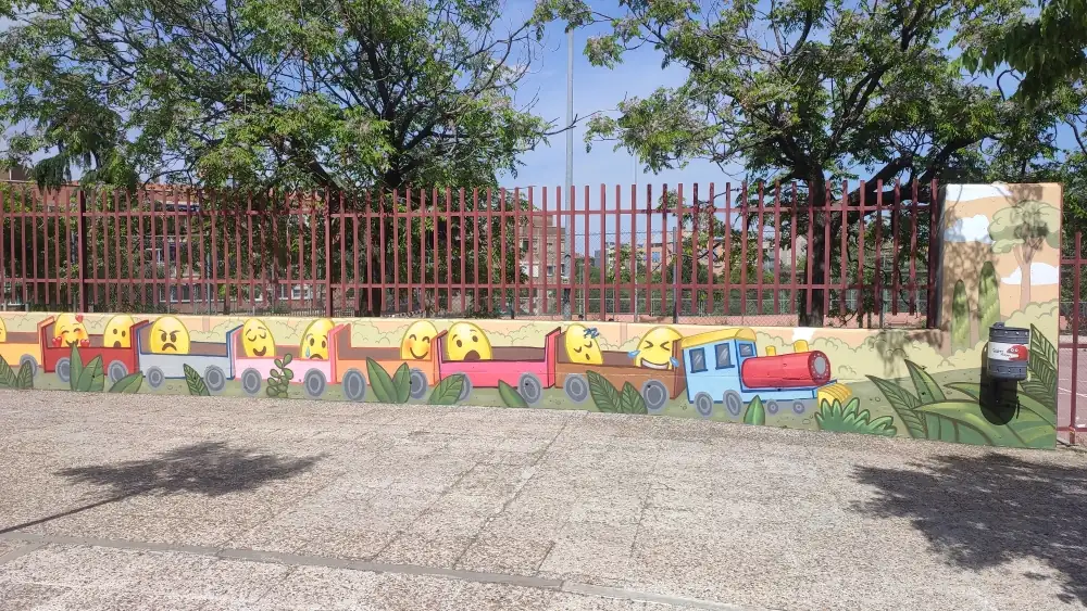mural exterior pintado a mano pared colegio Madrid